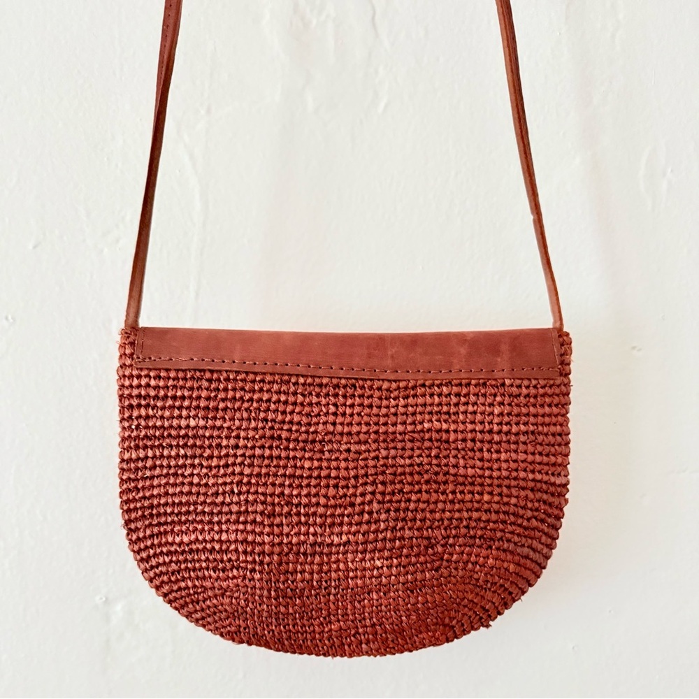 Elegant Tan Woven Crossbody Bag - Picture 3 of 6